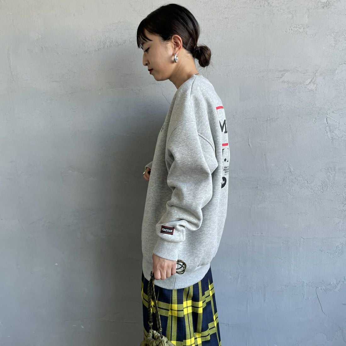 Marmot [マーモット] 別注 ヒストリーロゴ バックプリントスウェット [MTFW25USW363IN-JF] TOP GRAY &&モデル身長：150cm 着用サイズ：S&&