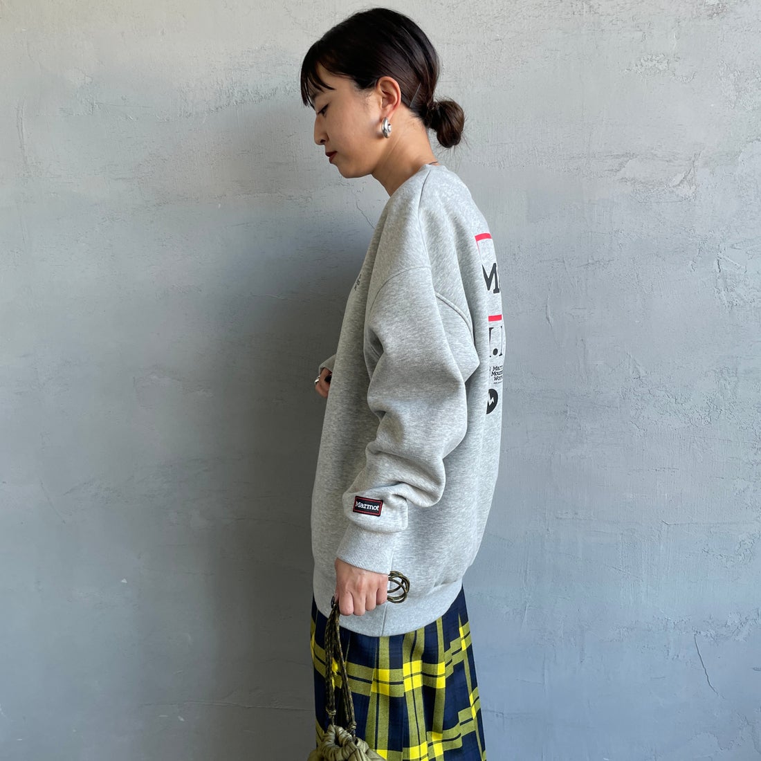 Marmot [マーモット] 別注 ヒストリーロゴ バックプリントスウェット [MTFW25USW363IN-JF] TOP GRAY &&モデル身長：150cm 着用サイズ：S&&