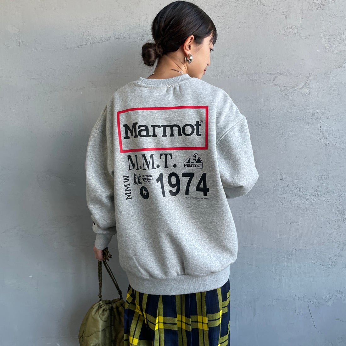 Marmot [マーモット] 別注 ヒストリーロゴ バックプリントスウェット [MTFW25USW363IN-JF] TOP GRAY &&モデル身長：150cm 着用サイズ：S&&