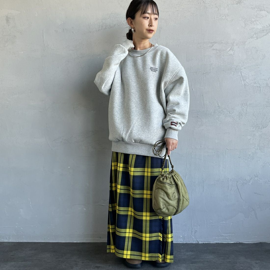 Marmot [マーモット] 別注 ヒストリーロゴ バックプリントスウェット [MTFW25USW363IN-JF] TOP GRAY &&モデル身長：150cm 着用サイズ：S&&