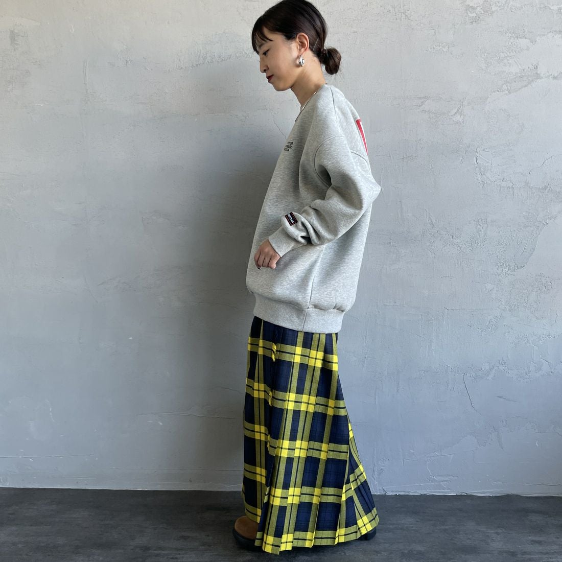 Marmot [マーモット] 別注 ヒストリーロゴ バックプリントスウェット [MTFW25USW363IN-JF] TOP GRAY &&モデル身長：150cm 着用サイズ：S&&