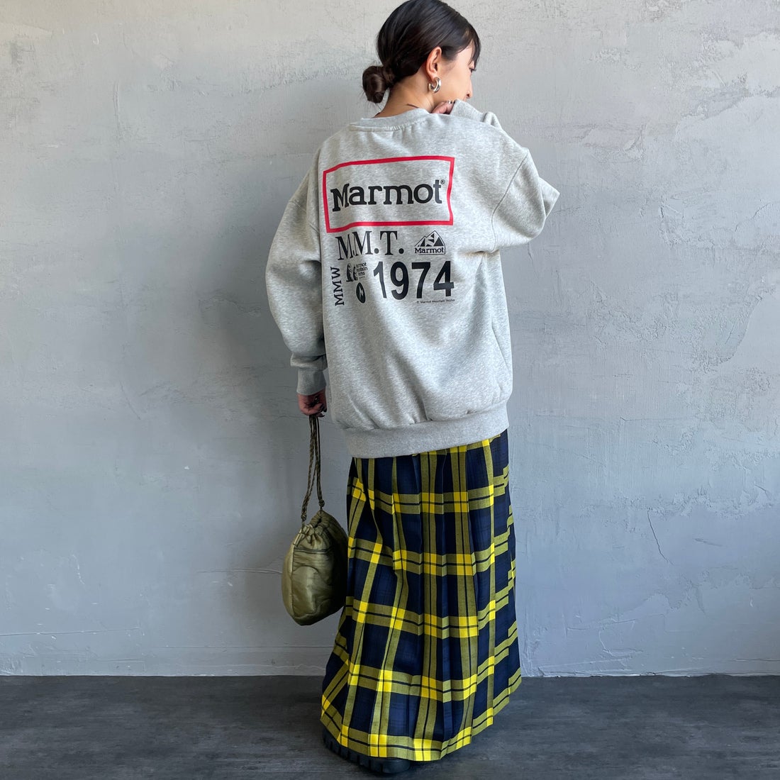 Marmot [マーモット] 別注 ヒストリーロゴ バックプリントスウェット [MTFW25USW363IN-JF] TOP GRAY &&モデル身長：150cm 着用サイズ：S&&