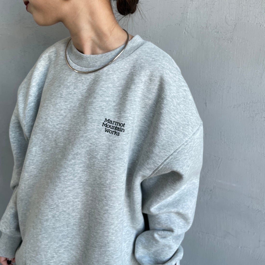 Marmot [マーモット] 別注 ヒストリーロゴ バックプリントスウェット [MTFW25USW363IN-JF] TOP GRAY &&モデル身長：150cm 着用サイズ：S&&