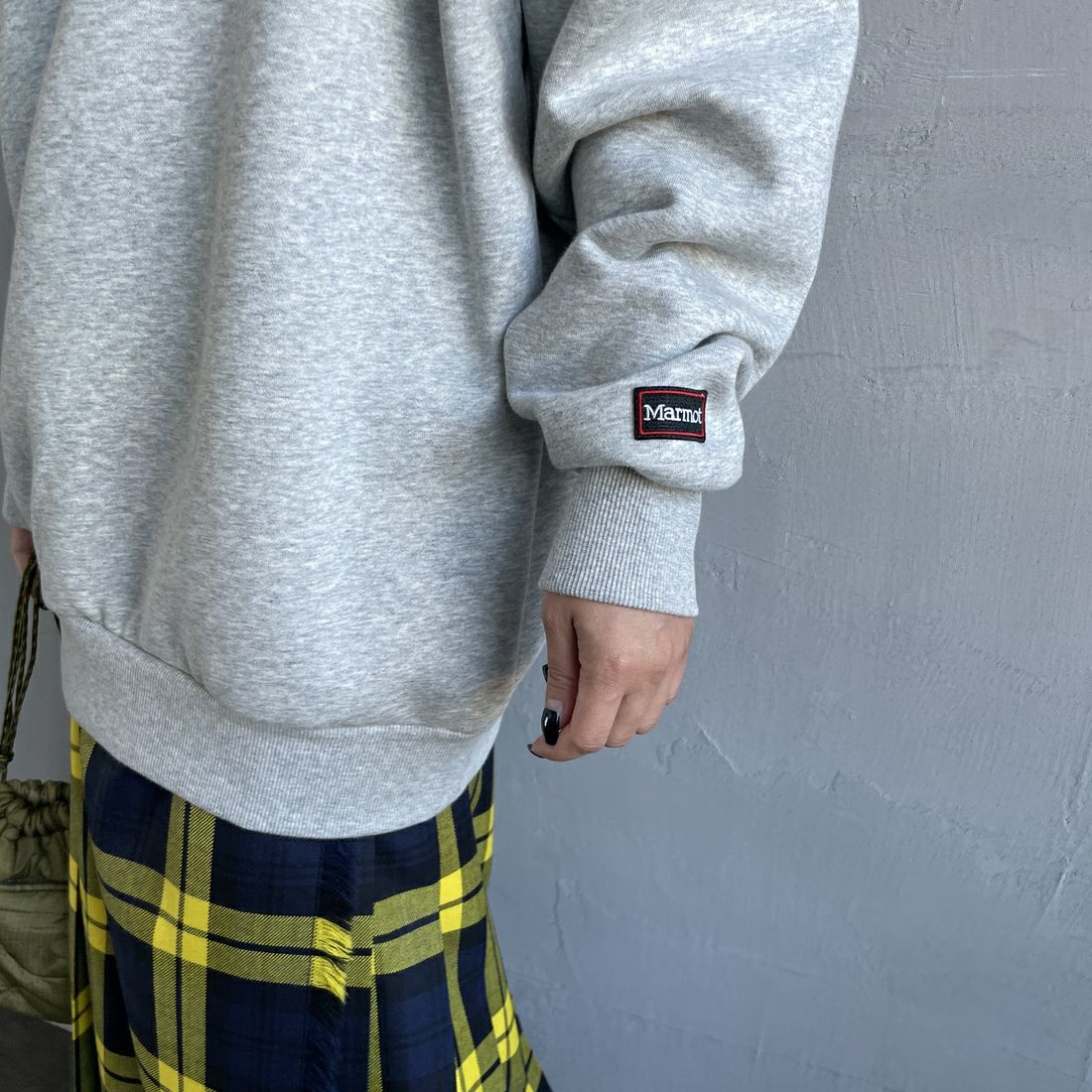 Marmot [マーモット] 別注 ヒストリーロゴ バックプリントスウェット [MTFW25USW363IN-JF] TOP GRAY &&モデル身長：150cm 着用サイズ：S&&