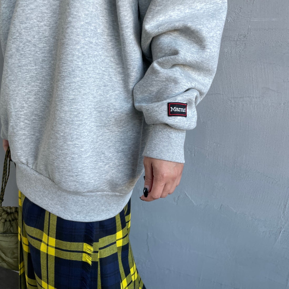 Marmot [マーモット] 別注 ヒストリーロゴ バックプリントスウェット [MTFW25USW363IN-JF] TOP GRAY &&モデル身長：150cm 着用サイズ：S&&