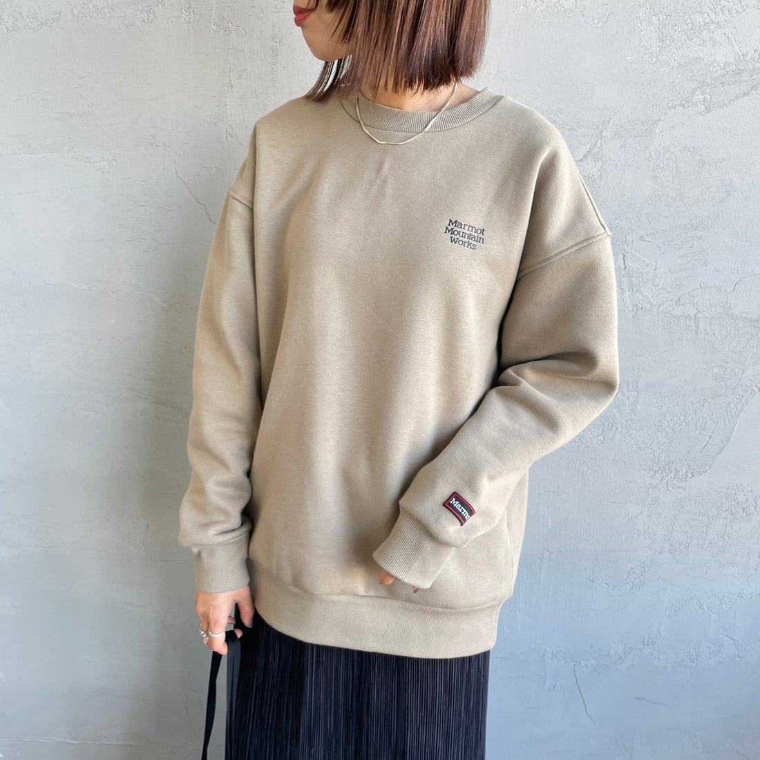Marmot [マーモット] 別注 ヒストリーロゴ バックプリントスウェット [MTFW25USW363IN-JF] BEIGE &&モデル身長：159cm 着用サイズ：S&&