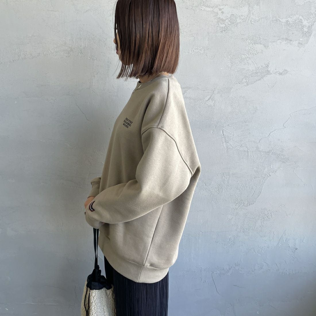 Marmot [マーモット] 別注 ヒストリーロゴ バックプリントスウェット [MTFW25USW363IN-JF] BEIGE &&モデル身長：159cm 着用サイズ：S&&