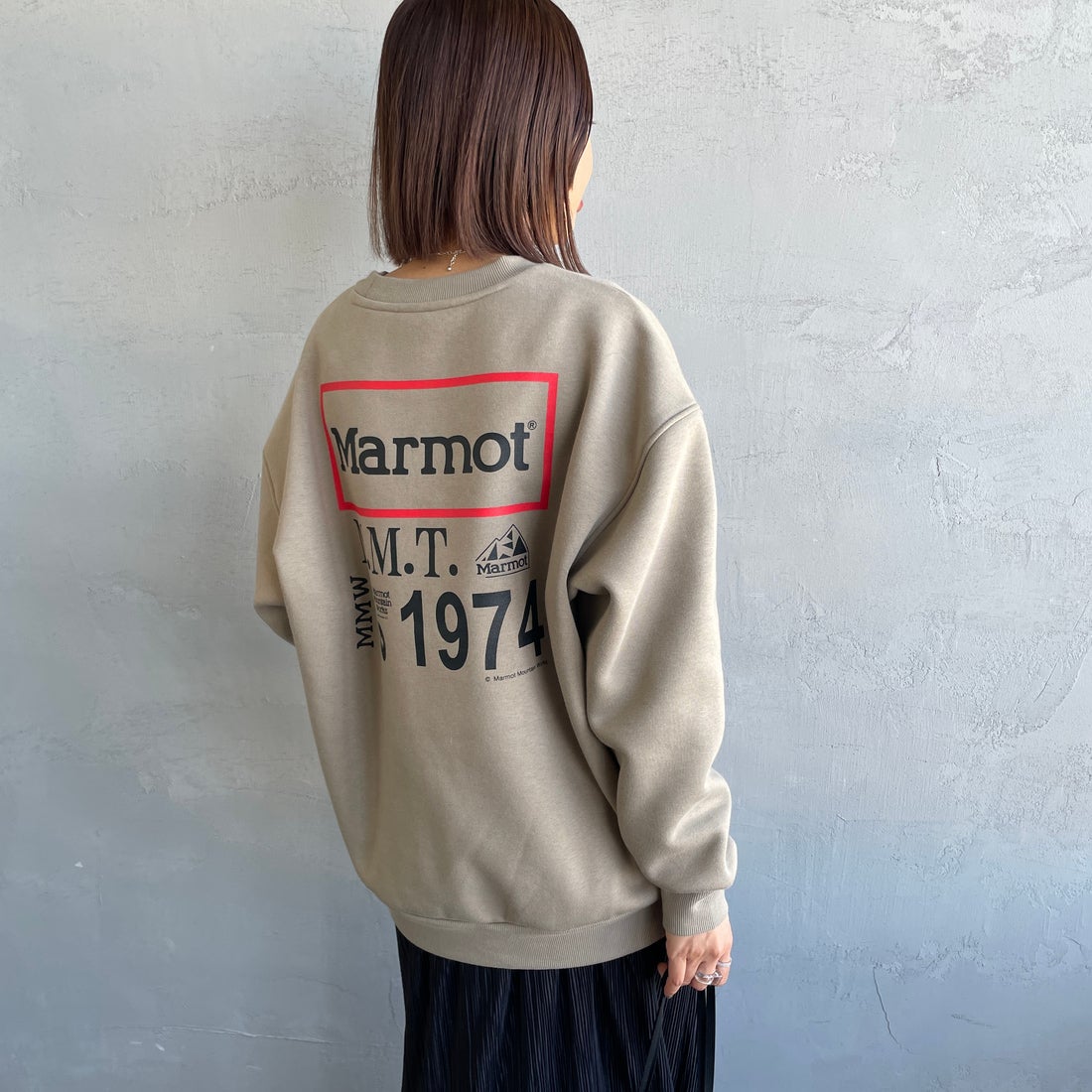 Marmot [マーモット] 別注 ヒストリーロゴ バックプリントスウェット [MTFW25USW363IN-JF] BEIGE &&モデル身長：159cm 着用サイズ：S&&