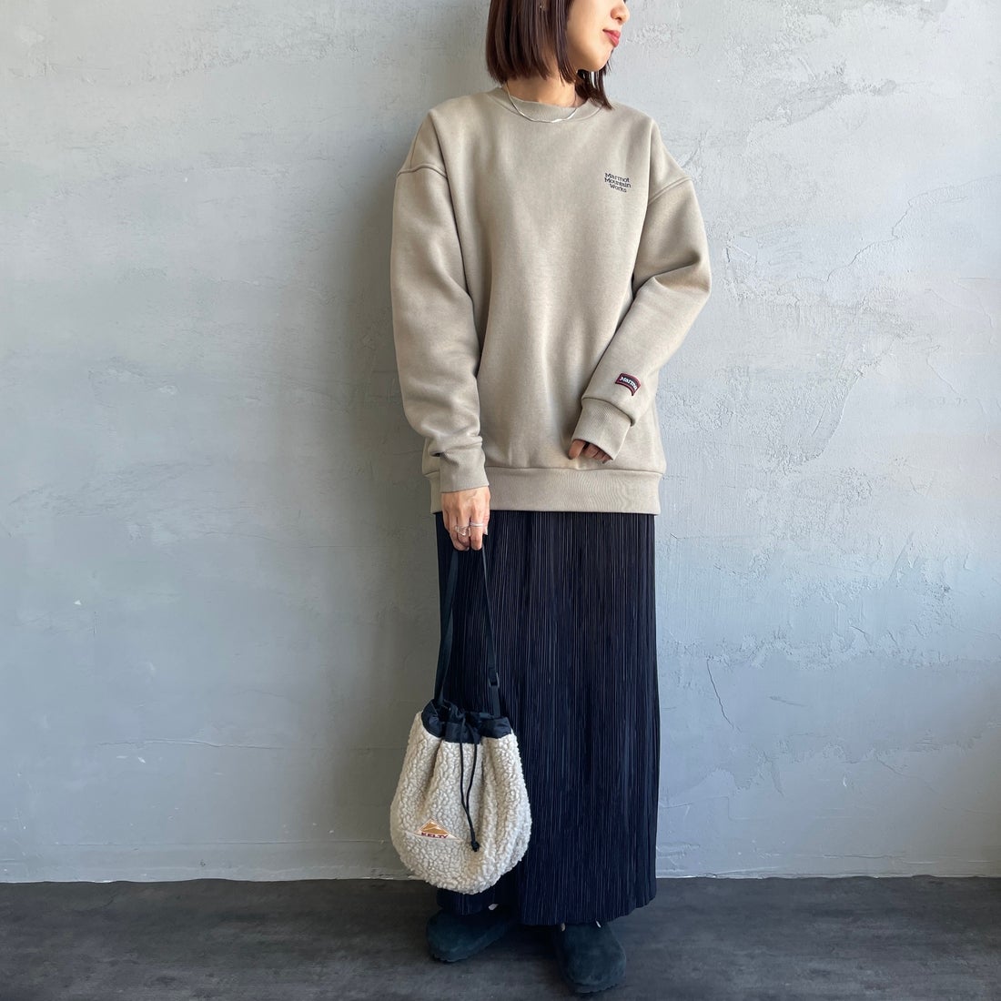 Marmot [マーモット] 別注 ヒストリーロゴ バックプリントスウェット [MTFW25USW363IN-JF] BEIGE &&モデル身長：159cm 着用サイズ：S&&