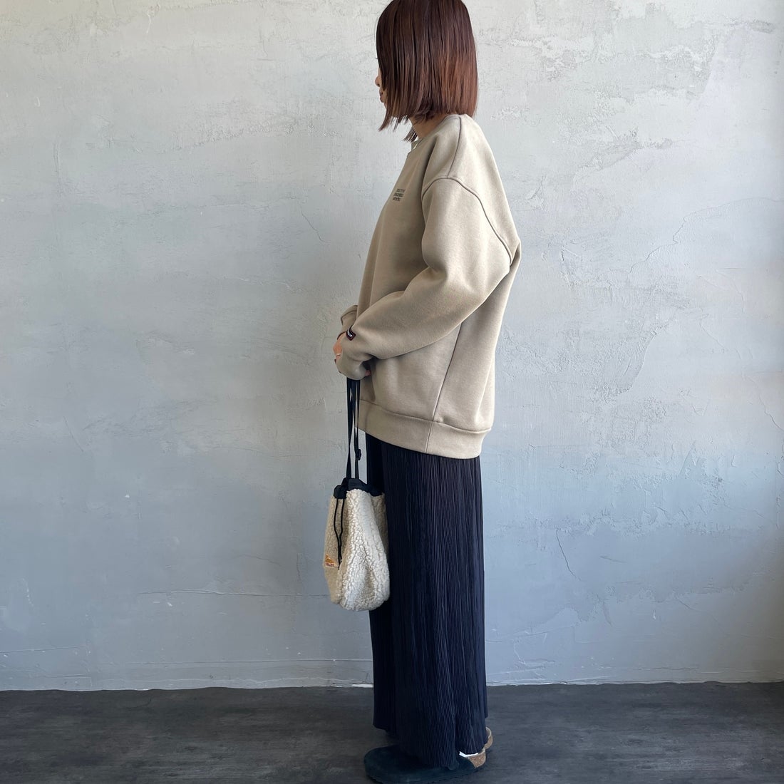 Marmot [マーモット] 別注 ヒストリーロゴ バックプリントスウェット [MTFW25USW363IN-JF] BEIGE &&モデル身長：159cm 着用サイズ：S&&