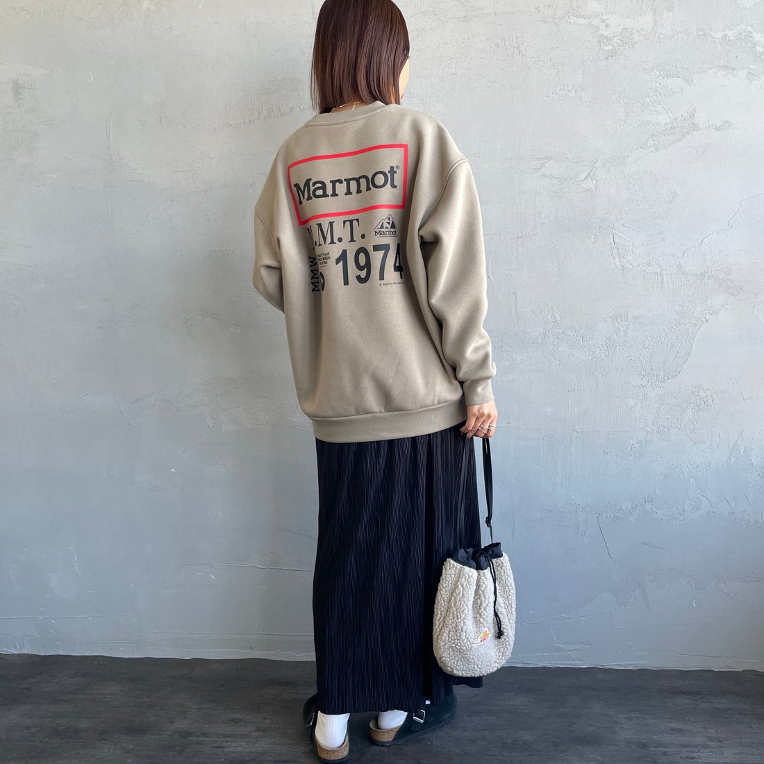 Marmot [マーモット] 別注 ヒストリーロゴ バックプリントスウェット [MTFW25USW363IN-JF] BEIGE &&モデル身長：159cm 着用サイズ：S&&