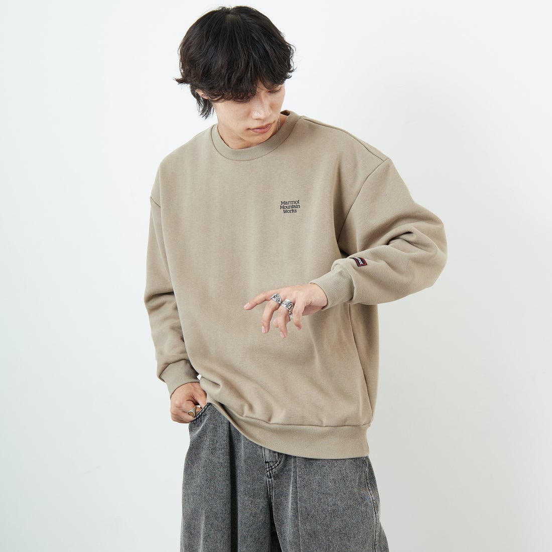 Marmot [マーモット] 別注 ヒストリーロゴ バックプリントスウェット [MTFW25USW363IN-JF] BEIGE &&モデル身長：179cm 着用サイズ：L&&