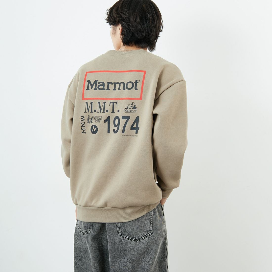 Marmot [マーモット] 別注 ヒストリーロゴ バックプリントスウェット [MTFW25USW363IN-JF] BEIGE &&モデル身長：179cm 着用サイズ：L&&