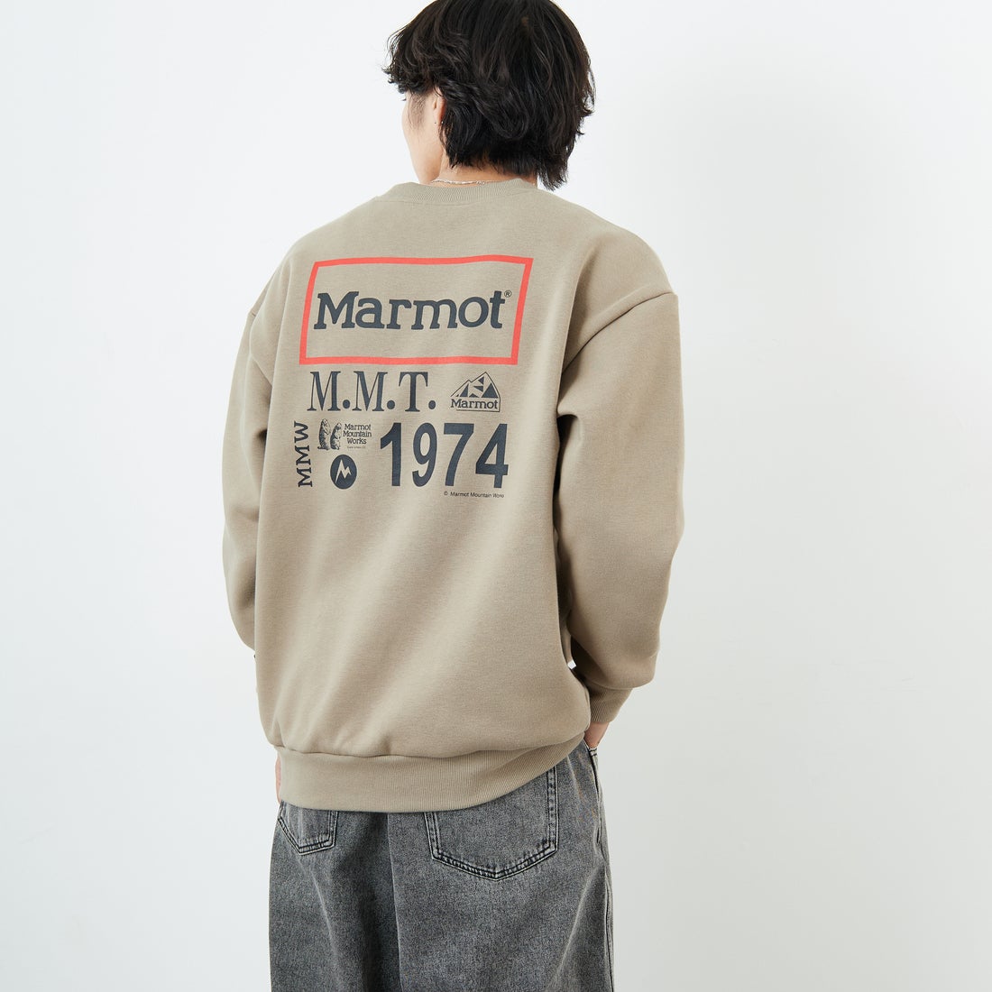 Marmot [マーモット] 別注 ヒストリーロゴ バックプリントスウェット [MTFW25USW363IN-JF] BEIGE &&モデル身長：179cm 着用サイズ：L&&