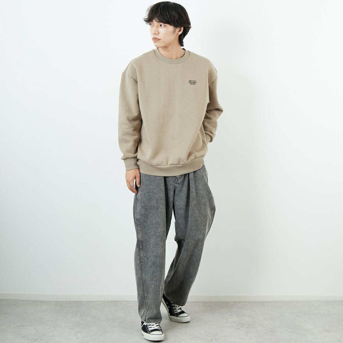 Marmot [マーモット] 別注 ヒストリーロゴ バックプリントスウェット [MTFW25USW363IN-JF] BEIGE &&モデル身長：179cm 着用サイズ：L&&