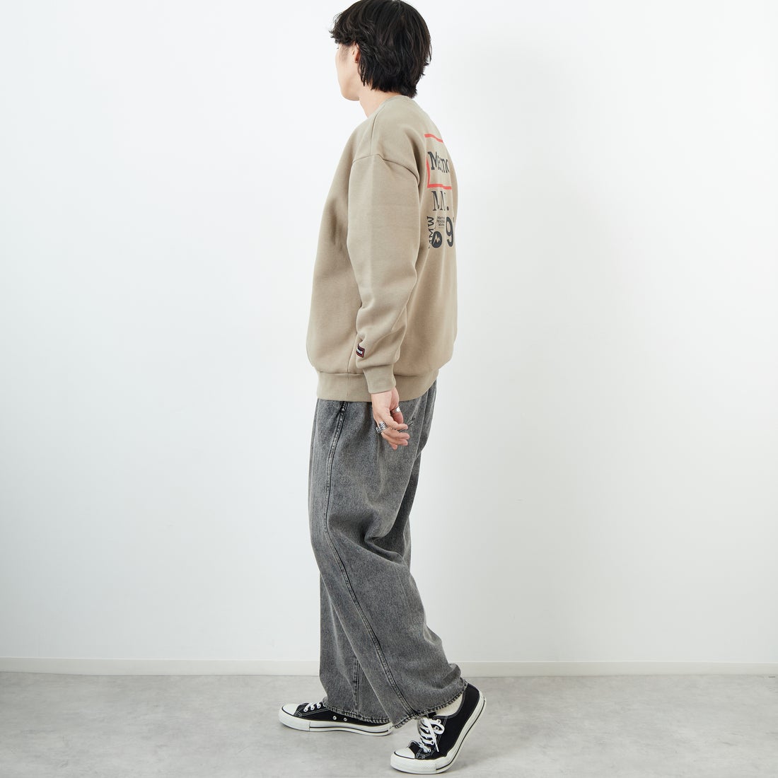 Marmot [マーモット] 別注 ヒストリーロゴ バックプリントスウェット [MTFW25USW363IN-JF] BEIGE &&モデル身長：179cm 着用サイズ：L&&