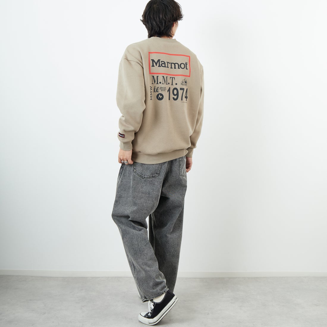 Marmot [マーモット] 別注 ヒストリーロゴ バックプリントスウェット [MTFW25USW363IN-JF] BEIGE &&モデル身長：179cm 着用サイズ：L&&