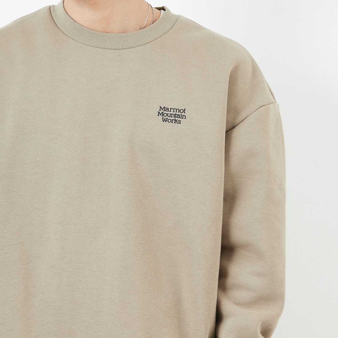 Marmot [マーモット] 別注 ヒストリーロゴ バックプリントスウェット [MTFW25USW363IN-JF] BEIGE &&モデル身長：179cm 着用サイズ：L&&