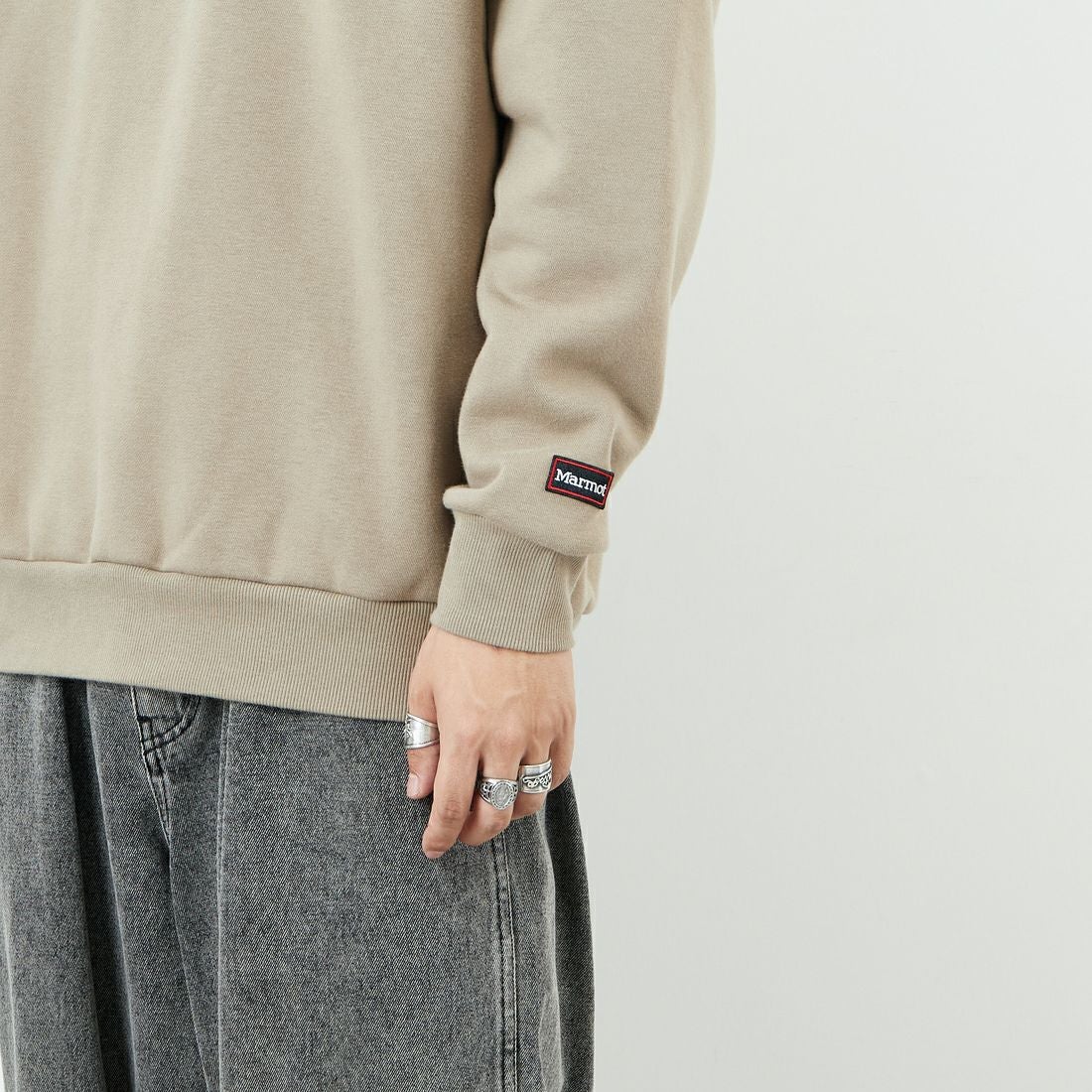 Marmot [マーモット] 別注 ヒストリーロゴ バックプリントスウェット [MTFW25USW363IN-JF] BEIGE &&モデル身長：179cm 着用サイズ：L&&