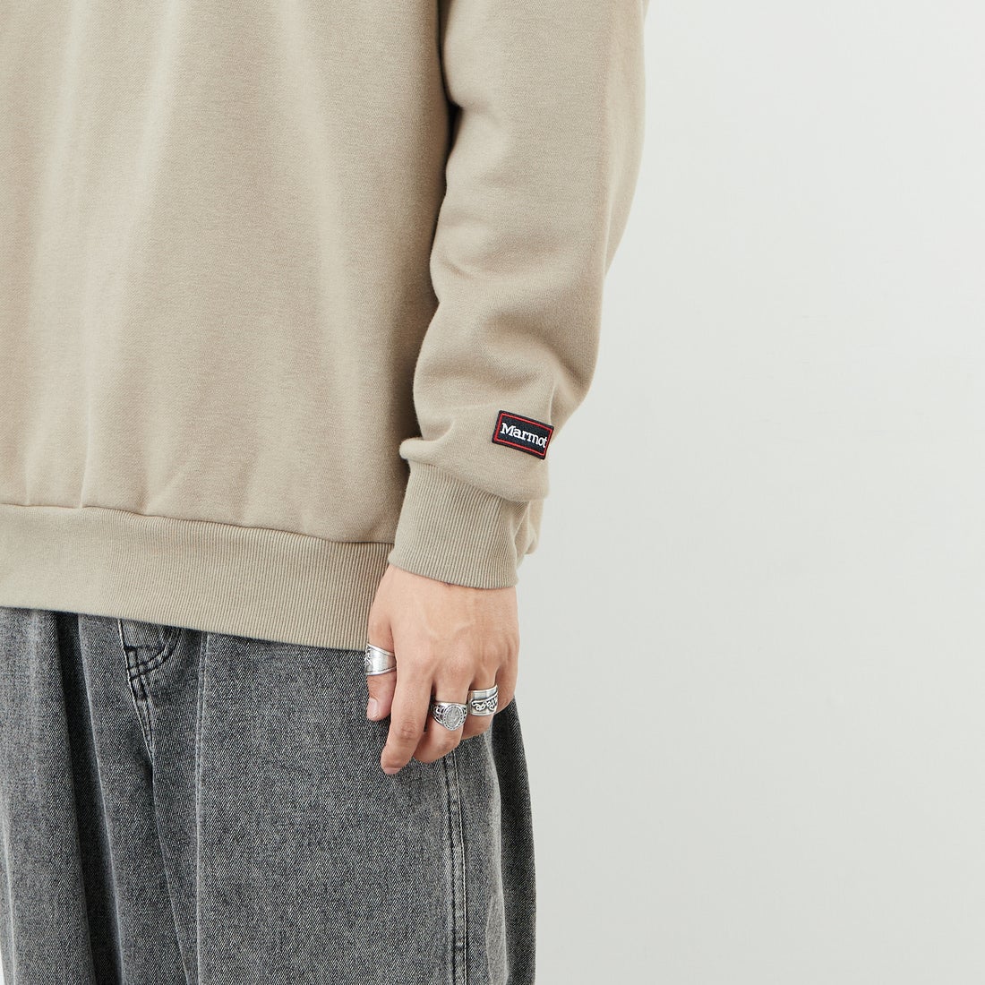 Marmot [マーモット] 別注 ヒストリーロゴ バックプリントスウェット [MTFW25USW363IN-JF] BEIGE &&モデル身長：179cm 着用サイズ：L&&