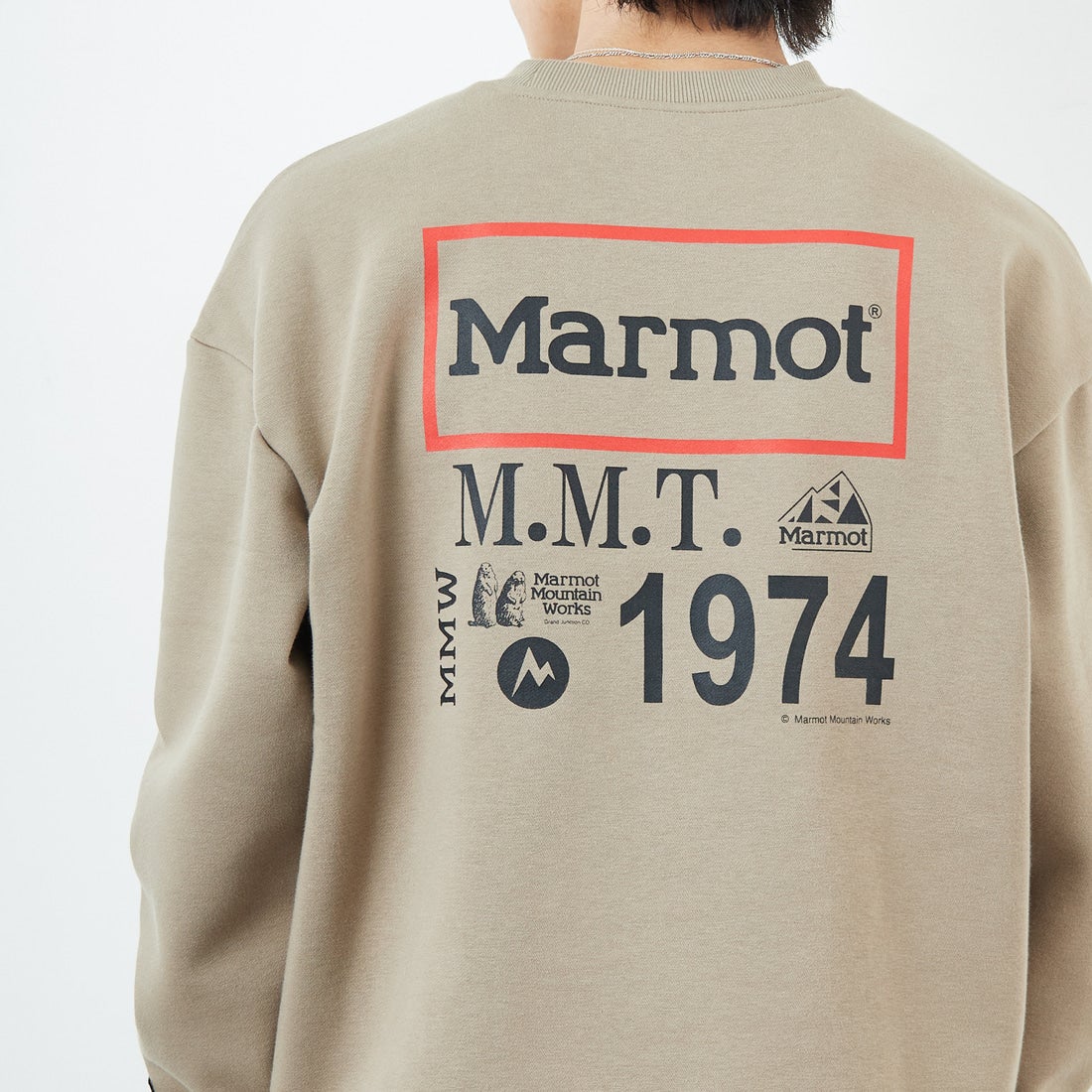 Marmot [マーモット] 別注 ヒストリーロゴ バックプリントスウェット [MTFW25USW363IN-JF] BEIGE &&モデル身長：179cm 着用サイズ：L&&