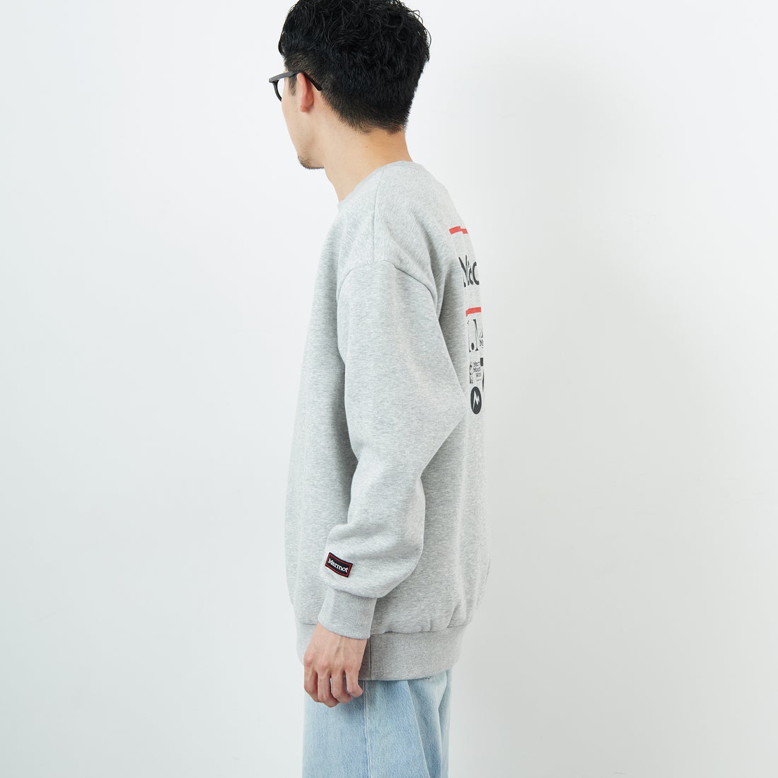 Marmot [マーモット] 別注 ヒストリーロゴ バックプリントスウェット [MTFW25USW363IN-JF] TOP GRAY &&モデル身長：168cm 着用サイズ：L&&