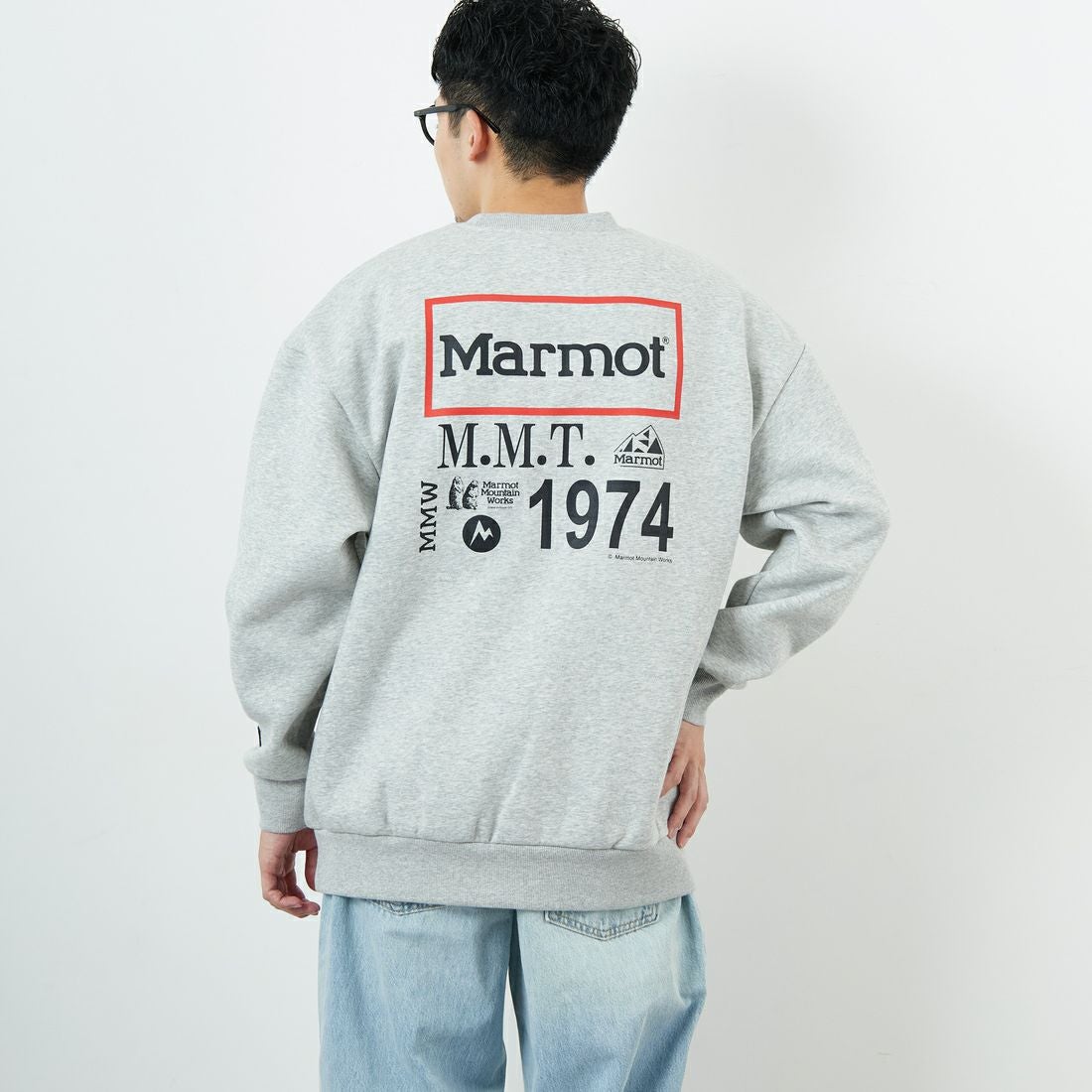 Marmot [マーモット] 別注 ヒストリーロゴ バックプリントスウェット [MTFW25USW363IN-JF] TOP GRAY &&モデル身長：168cm 着用サイズ：L&&