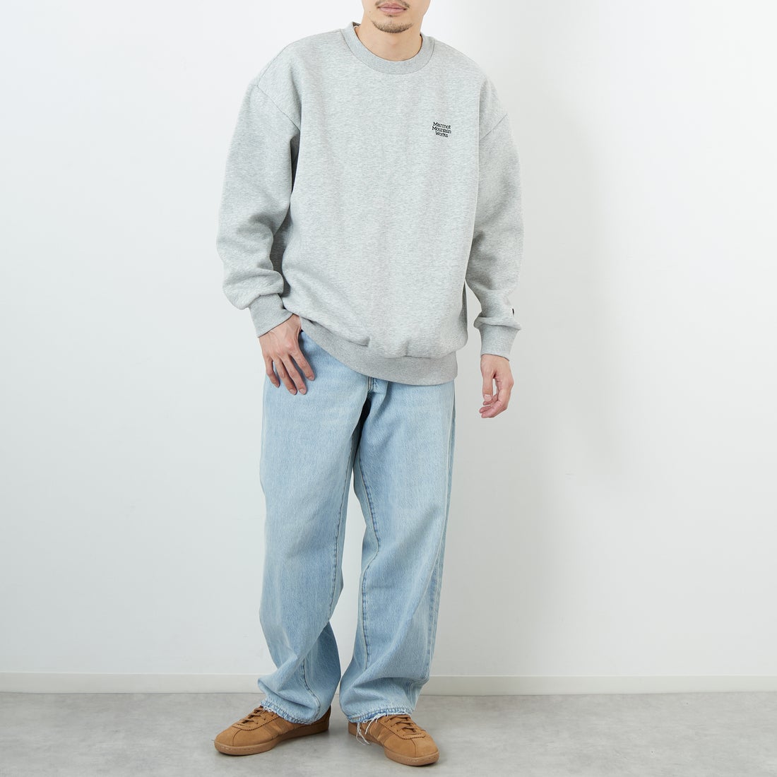 Marmot [マーモット] 別注 ヒストリーロゴ バックプリントスウェット [MTFW25USW363IN-JF] TOP GRAY &&モデル身長：168cm 着用サイズ：L&&