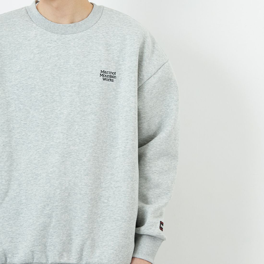 Marmot [マーモット] 別注 ヒストリーロゴ バックプリントスウェット [MTFW25USW363IN-JF] TOP GRAY &&モデル身長：168cm 着用サイズ：L&&