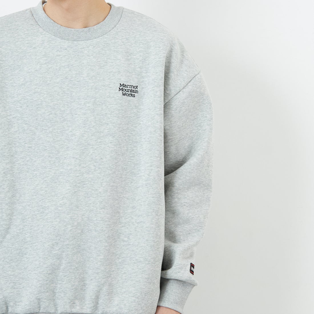 Marmot [マーモット] 別注 ヒストリーロゴ バックプリントスウェット [MTFW25USW363IN-JF] TOP GRAY &&モデル身長：168cm 着用サイズ：L&&