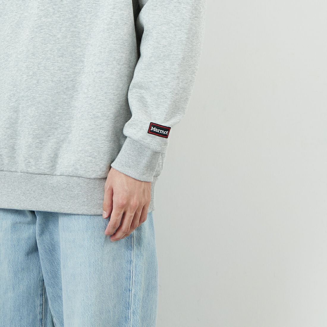 Marmot [マーモット] 別注 ヒストリーロゴ バックプリントスウェット [MTFW25USW363IN-JF] TOP GRAY &&モデル身長：168cm 着用サイズ：L&&