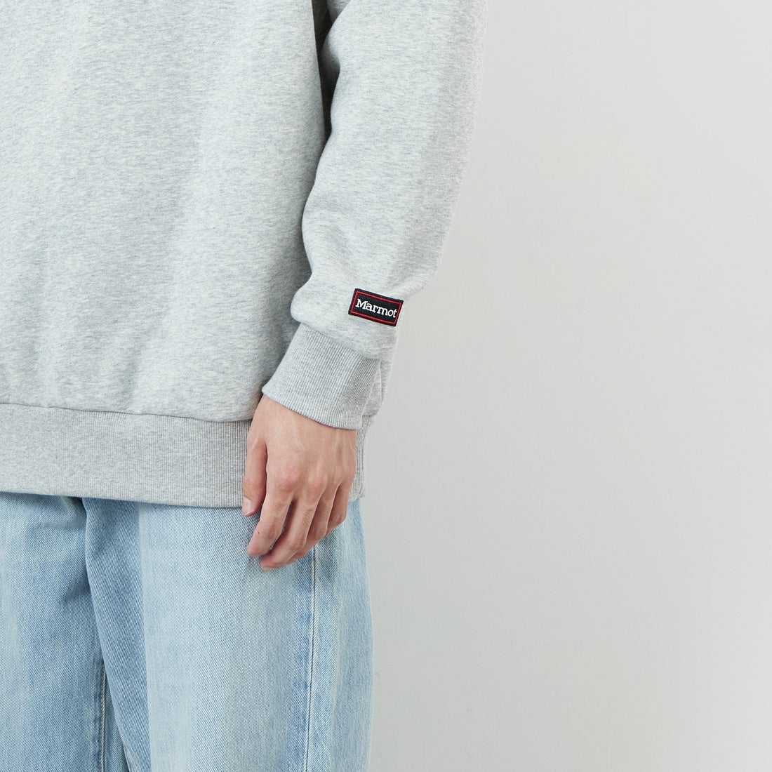 Marmot [マーモット] 別注 ヒストリーロゴ バックプリントスウェット [MTFW25USW363IN-JF] TOP GRAY &&モデル身長：168cm 着用サイズ：L&&