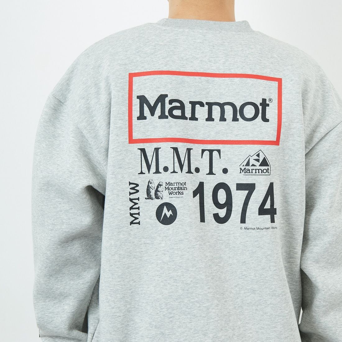 Marmot [マーモット] 別注 ヒストリーロゴ バックプリントスウェット [MTFW25USW363IN-JF] TOP GRAY &&モデル身長：168cm 着用サイズ：L&&