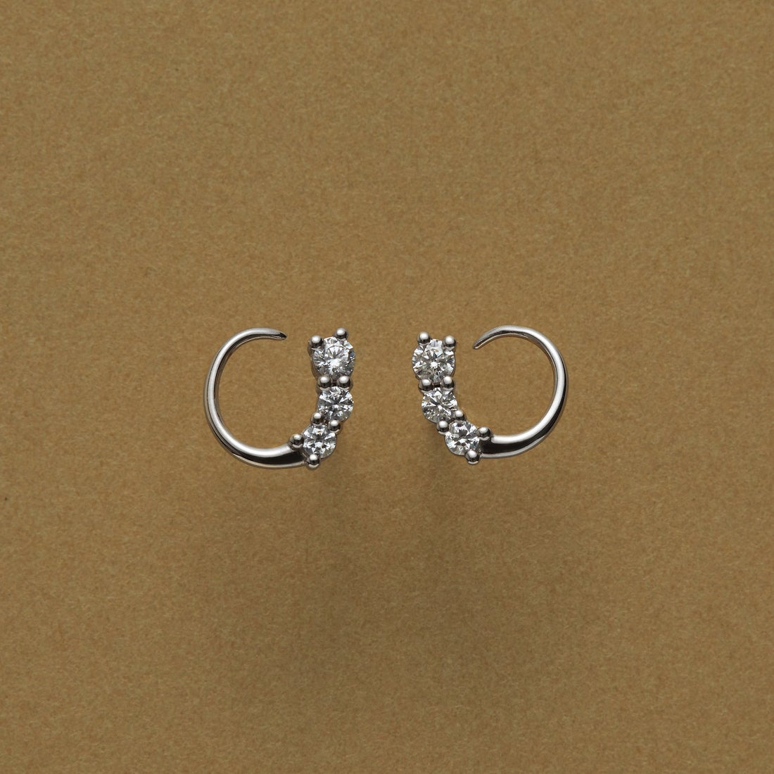 Baqless [バックレス] オネスティ ツイスト シルバー ピアス [CZ-TW-SV] SILVER