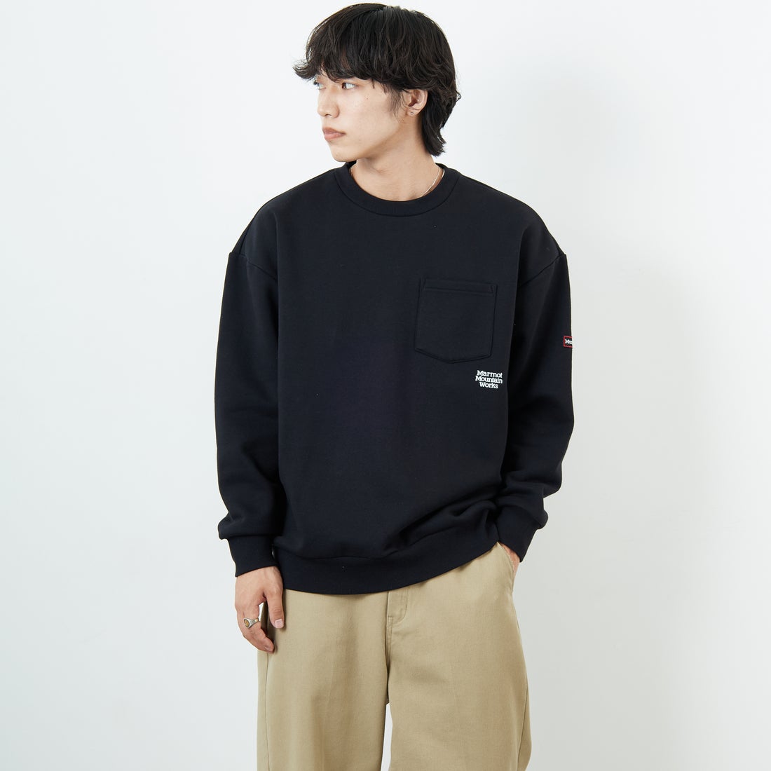 Marmot [マーモット] 別注 ワンポイントロゴ ポケットスウェット [MTFW25USW361IN-JF] BLACK &&モデル身長：179cm 着用サイズ：L&&