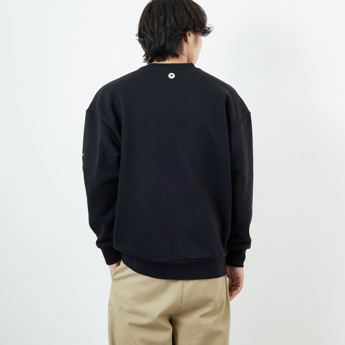 Marmot [マーモット] 別注 ワンポイントロゴ ポケットスウェット [MTFW25USW361IN-JF] BLACK &&モデル身長：179cm 着用サイズ：L&&