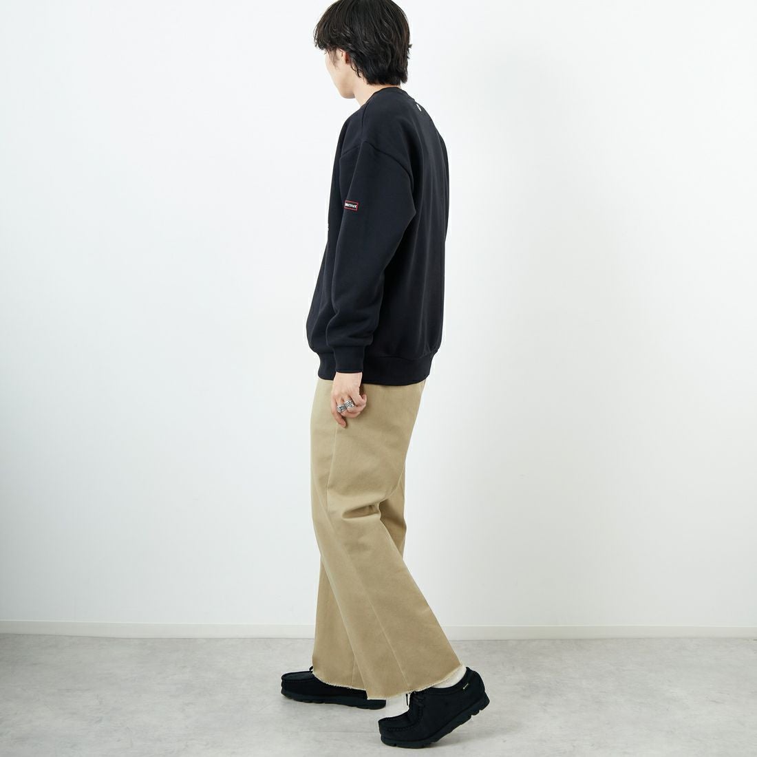 Marmot [マーモット] 別注 ワンポイントロゴ ポケットスウェット [MTFW25USW361IN-JF] BLACK &&モデル身長：179cm 着用サイズ：L&&