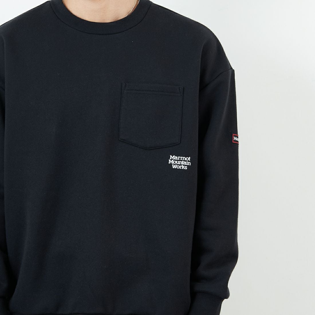 Marmot [マーモット] 別注 ワンポイントロゴ ポケットスウェット [MTFW25USW361IN-JF] BLACK &&モデル身長：179cm 着用サイズ：L&&