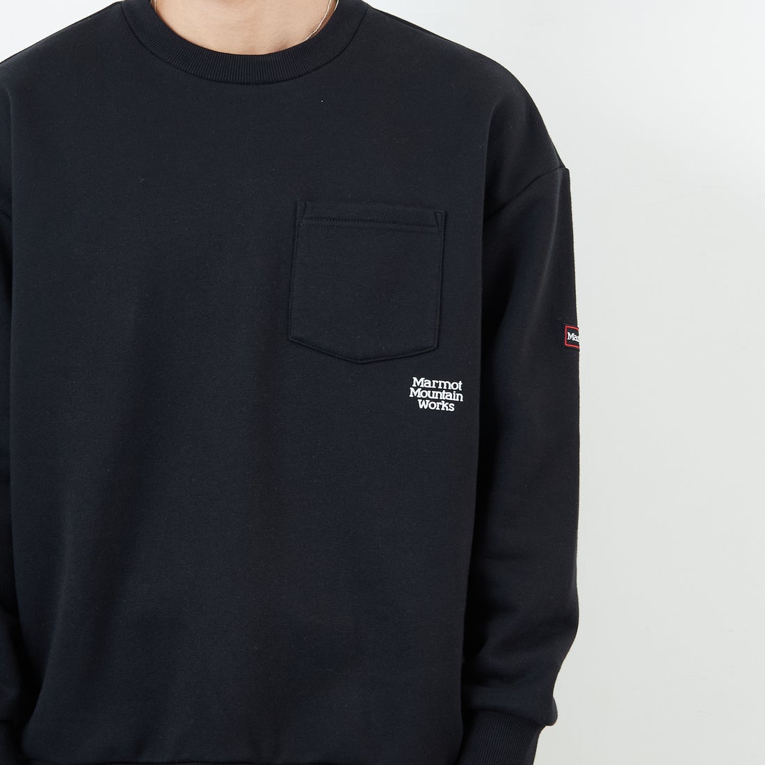 Marmot [マーモット] 別注 ワンポイントロゴ ポケットスウェット [MTFW25USW361IN-JF] BLACK &&モデル身長：179cm 着用サイズ：L&&