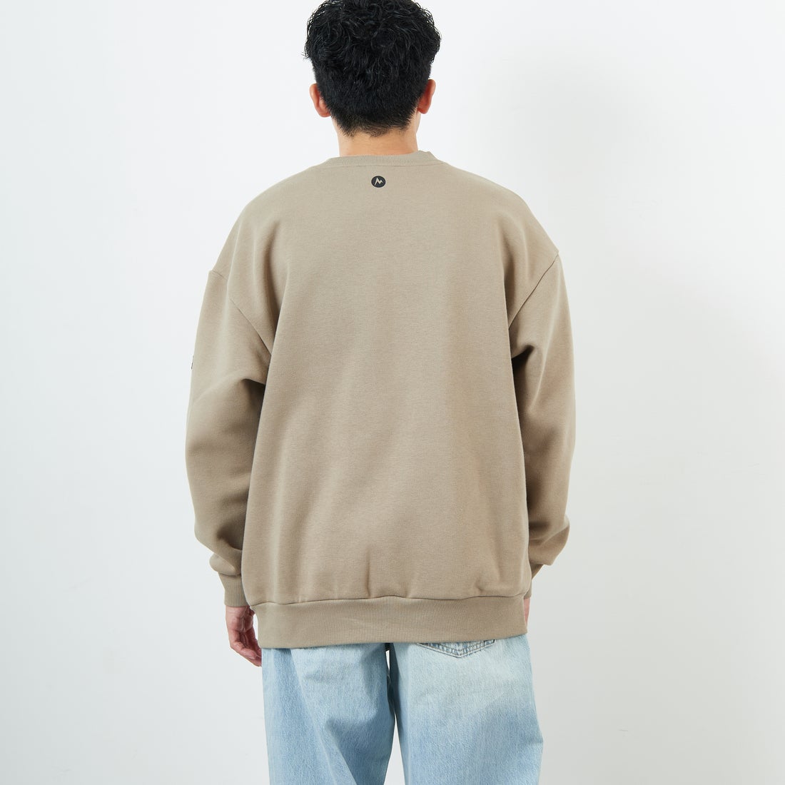 Marmot [マーモット] 別注 ワンポイントロゴ ポケットスウェット [MTFW25USW361IN-JF] BEIGE &&モデル身長：168cm 着用サイズ：L&&