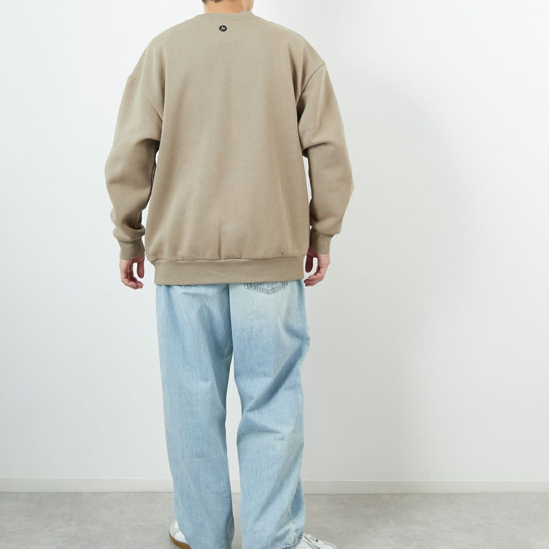 Marmot [マーモット] 別注 ワンポイントロゴ ポケットスウェット [MTFW25USW361IN-JF] BEIGE &&モデル身長：168cm 着用サイズ：L&&