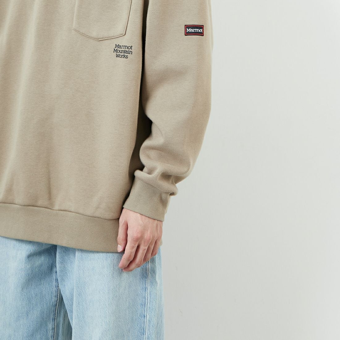 Marmot [マーモット] 別注 ワンポイントロゴ ポケットスウェット [MTFW25USW361IN-JF] BEIGE &&モデル身長：168cm 着用サイズ：L&&