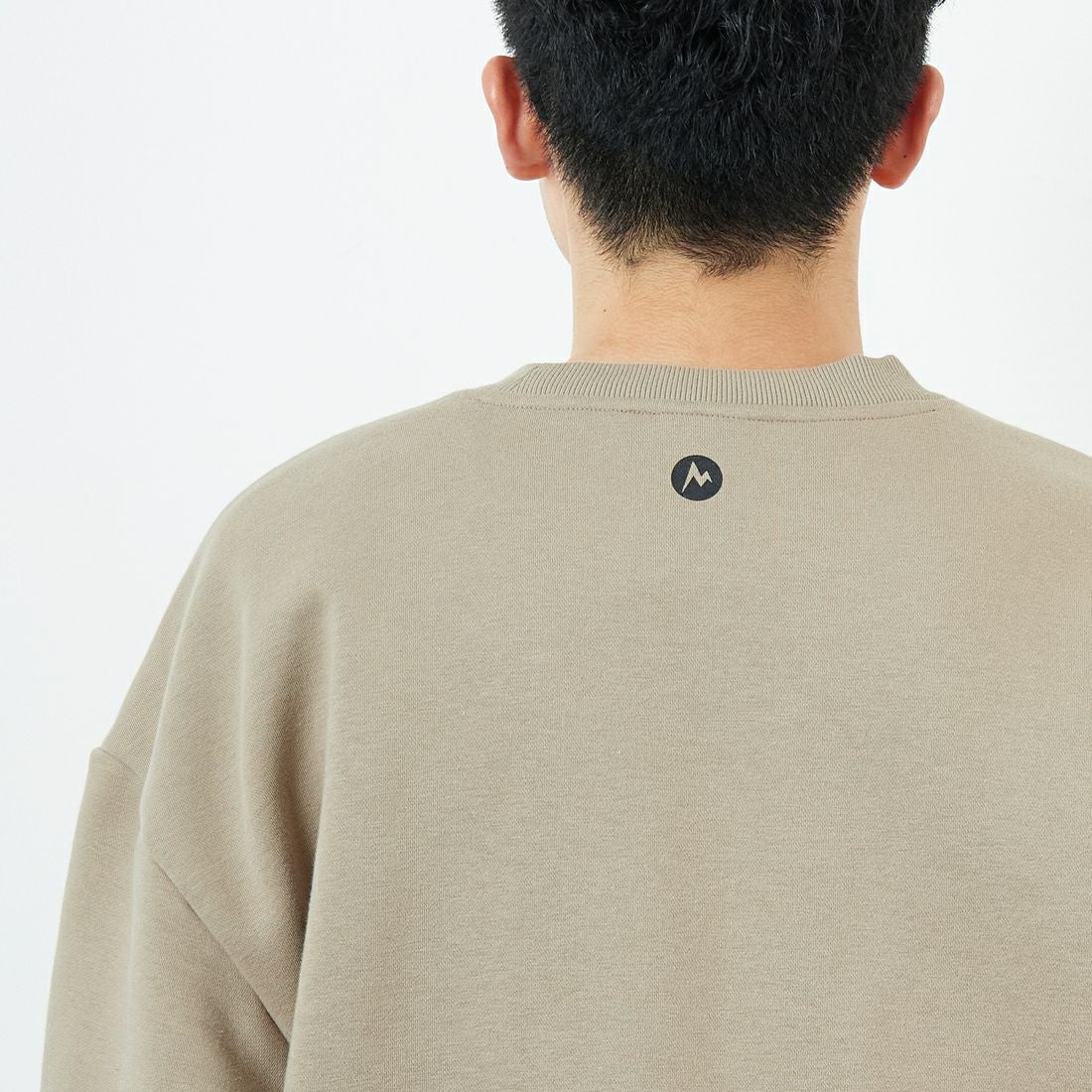 Marmot [マーモット] 別注 ワンポイントロゴ ポケットスウェット [MTFW25USW361IN-JF] BEIGE &&モデル身長：168cm 着用サイズ：L&&