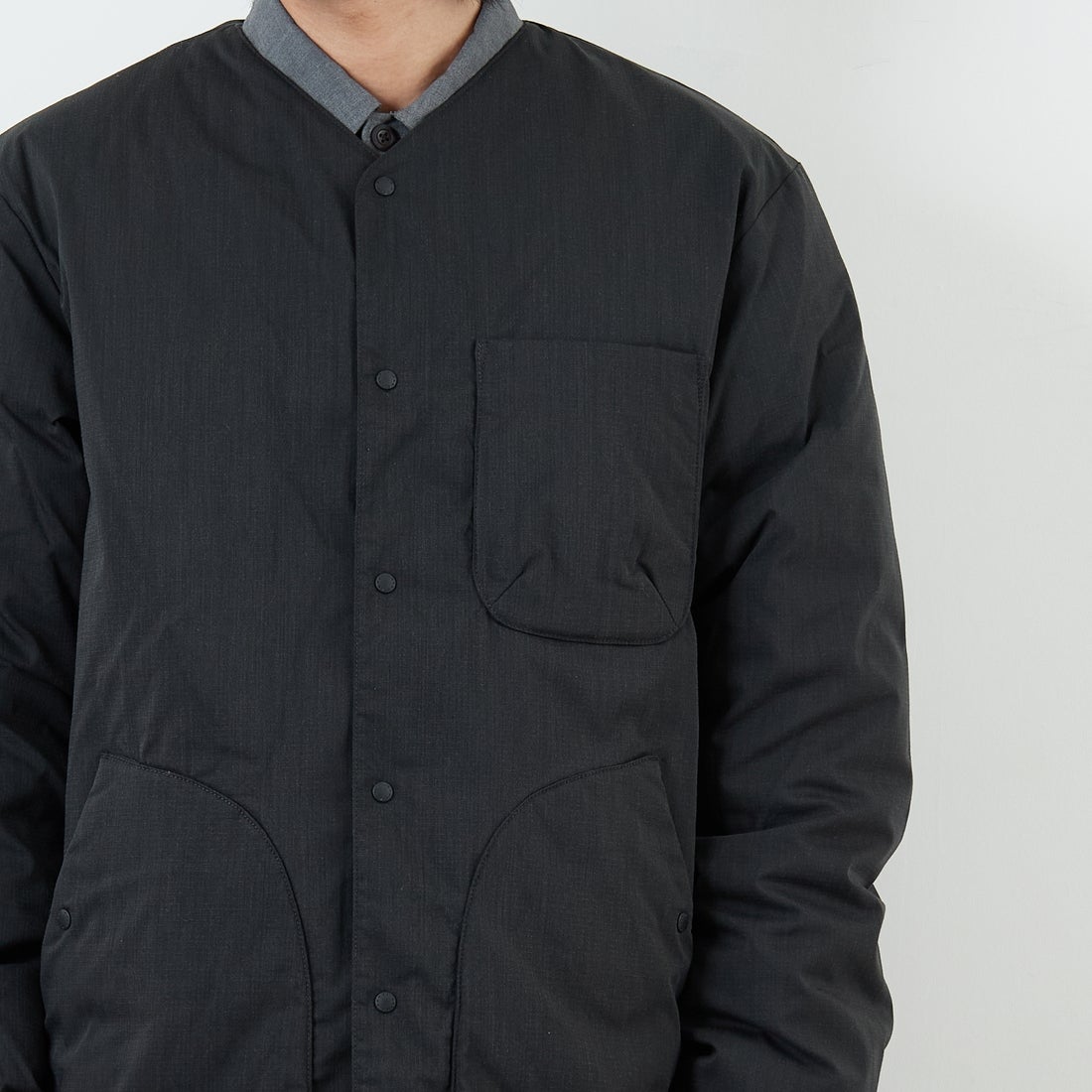 NANGA [ナンガ] ヒノックリップストップインナーダウンカーディガン [ND2441-1M300] BLK &&モデル身長：179cm 着用サイズ：L&&