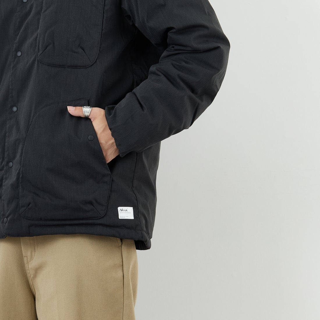 NANGA [ナンガ] ヒノックリップストップインナーダウンカーディガン [ND2441-1M300] BLK &&モデル身長：179cm 着用サイズ：L&&