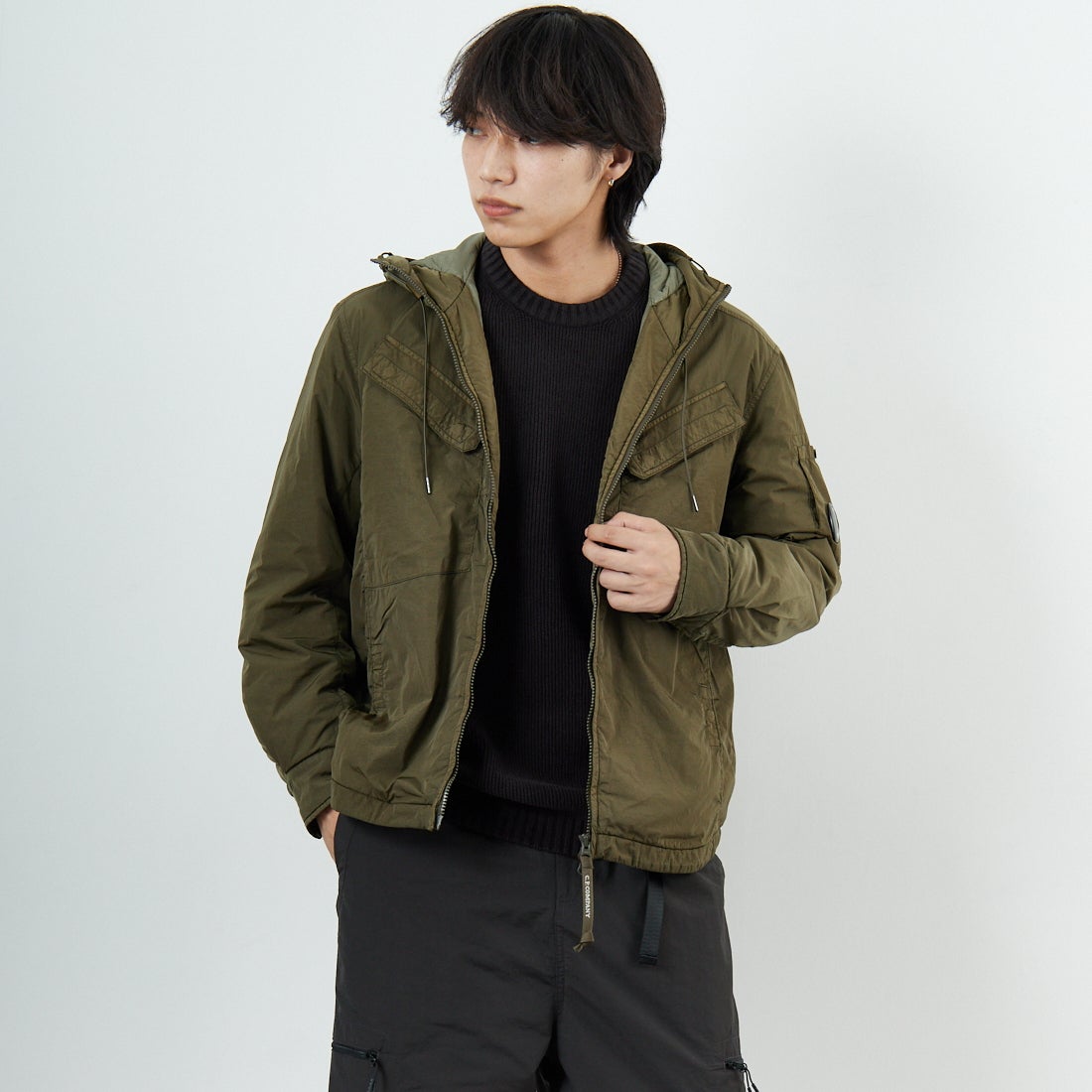 C.P.COMPANY [シーピーカンパニー] Chrome-R フーデッドジップオーバーシャツ [19CMOS084A] 683 IVY GR &&モデル身長：179cm 着用サイズ：M&&