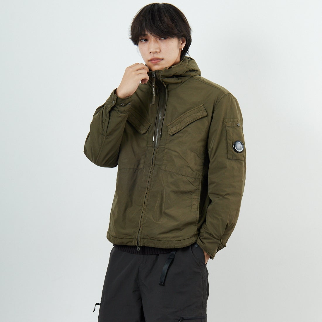 C.P.COMPANY [シーピーカンパニー] Chrome-R フーデッドジップオーバーシャツ [19CMOS084A] 683 IVY GR &&モデル身長：179cm 着用サイズ：M&&