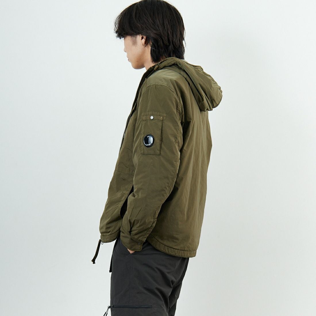 C.P.COMPANY [シーピーカンパニー] Chrome-R フーデッドジップオーバーシャツ [19CMOS084A] 683 IVY GR &&モデル身長：179cm 着用サイズ：M&&