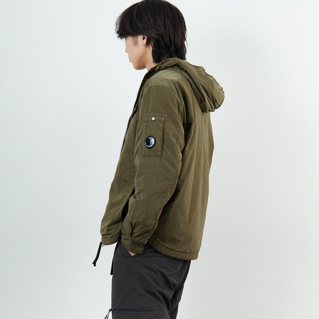 C.P.COMPANY [シーピーカンパニー] Chrome-R フーデッドジップオーバーシャツ [19CMOS084A] 683 IVY GR &&モデル身長：179cm 着用サイズ：M&&