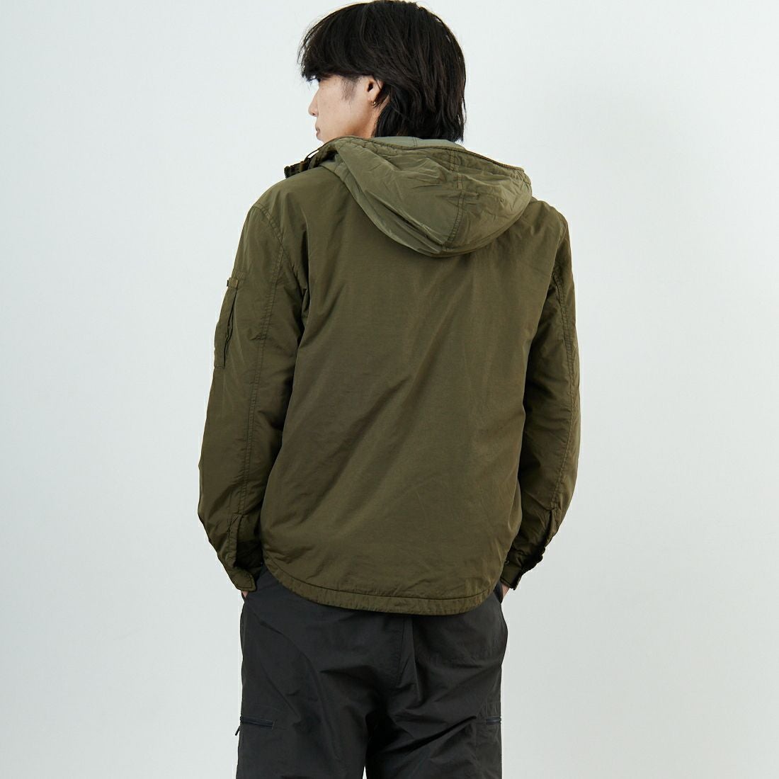 C.P.COMPANY [シーピーカンパニー] Chrome-R フーデッドジップオーバーシャツ [19CMOS084A] 683 IVY GR &&モデル身長：179cm 着用サイズ：M&&